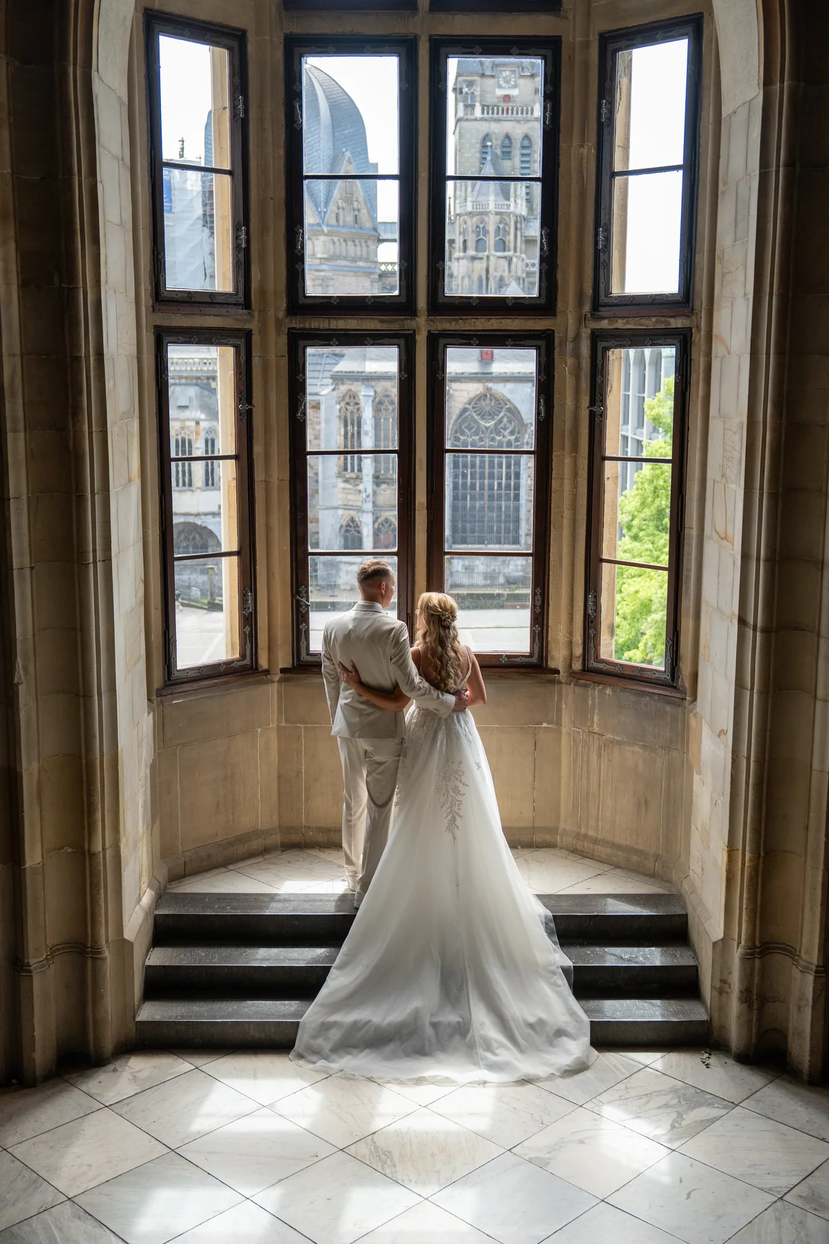 Wedding couple before a monumental window
